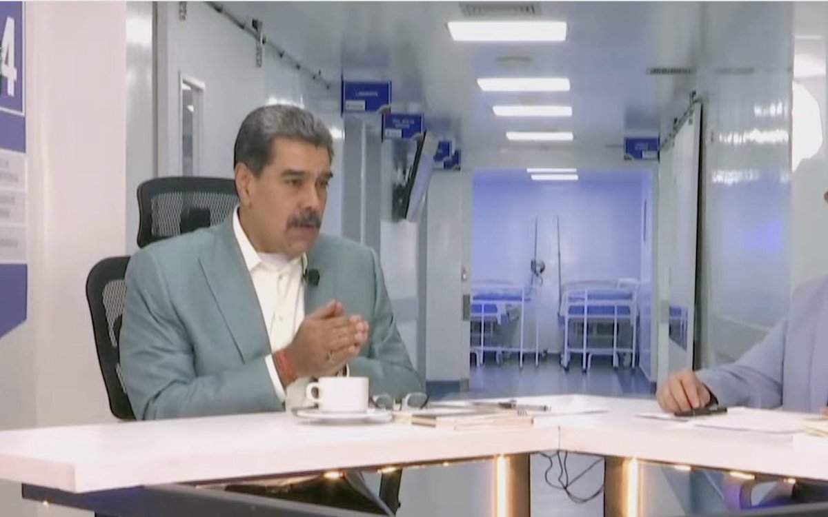 Interrupción de la televisión estatal. La aparición de Diosdado Cabello en un LIVE de Maduro no concuerda con el timing. Y "aparece" cortando el hilo de la conversacion. No estan juntos y no es en vivo.