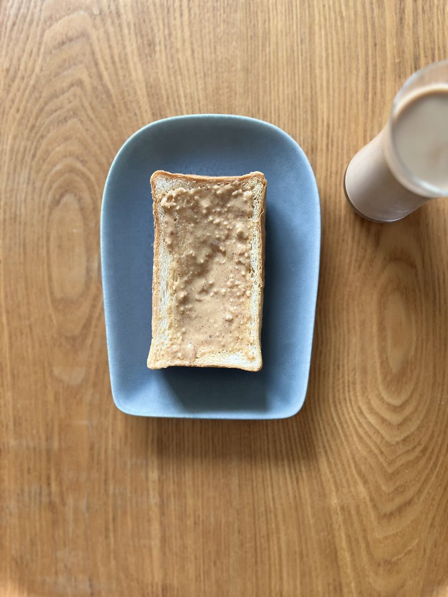 sumenasu's tweet image. 今年に入って朝ごはんにミニサイズの食パンを1枚食べるのが定番になり、しっくりくるお皿を探していた。長方形でシンプルで丁度いいサイズのお皿がなかなか見つからなかったが、ようやく「これだ！」というものが手に入った。まるでこのパンのために誂えたかのような完璧なバランス。