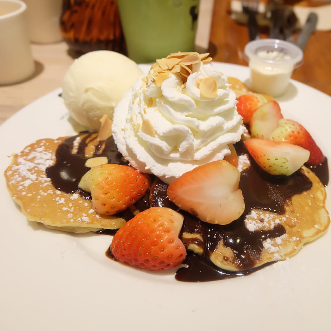 SarahNava_'s tweet photo. Sweet evenings are made of this. Fluffy pancakes, rich chocolate, fresh strawberries, and a cloud of cream pure happiness on a plate! #EveningTreat #PancakeLove #SweetCravings #StrawberryDream #DessertTime #FoodieDelight #SweetMoments https://t.co/peFOmDITCS