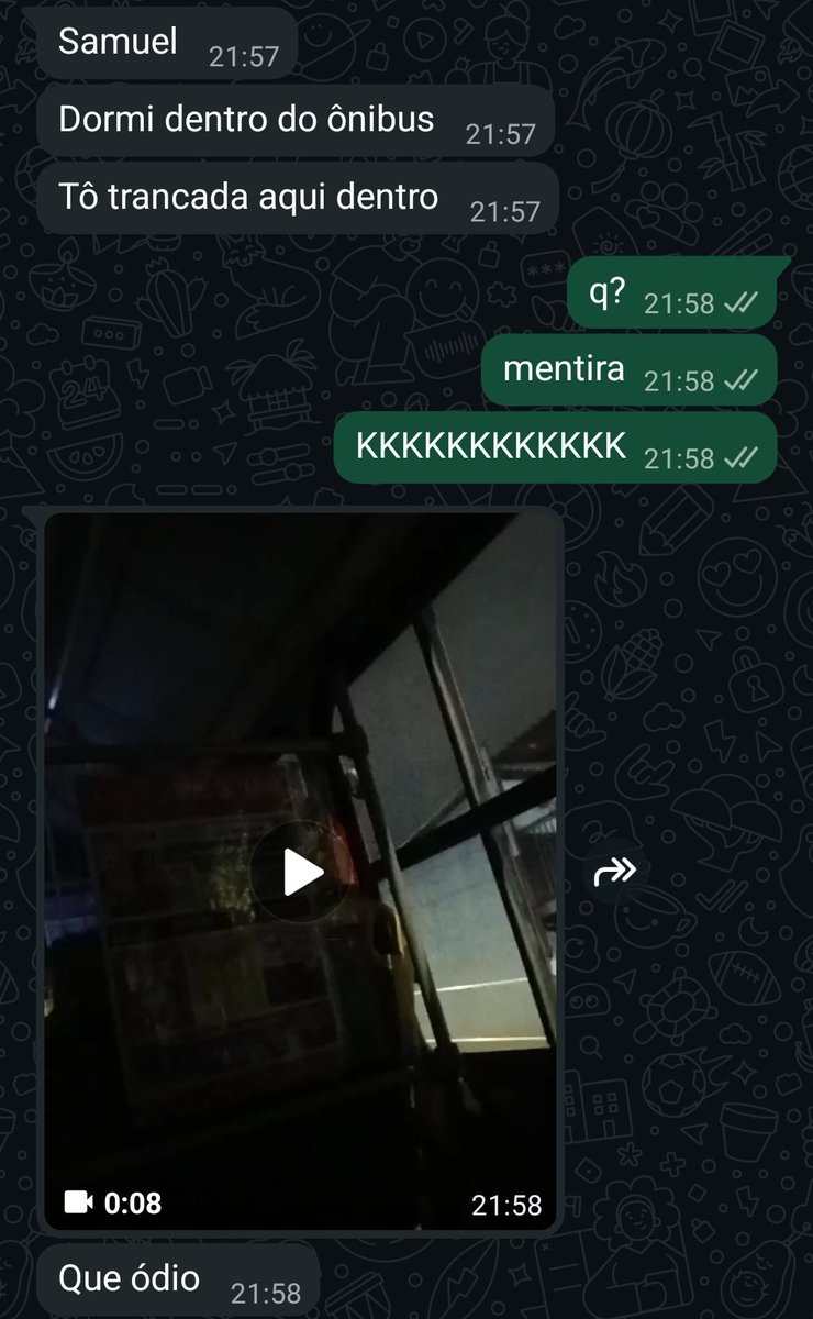 apolozolo's tweet photo. minha irmã que dormiu no ônibus e ficou presa lá dentro https://t.co/9aql861Gr6