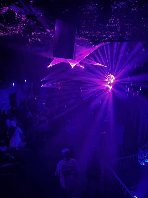 SHEHDS_Stage's tweet image. Recap these SHEHDS stage highlights—real - life stage photos from our US customer are the best proof of its performance～
✓Razor-sharp beams that cut through the haze 

✓Rich RGBW colors that blend like a smooth rainbow 
#StageTech #LiveEvents #BeamLighting #SHEHDSPRO