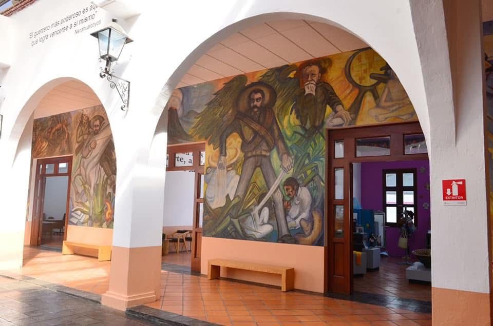 EdomexTurismo's tweet image. ¿Ya conoces la Casa del Constituyente? Se ubica📍en la Ruta Turística Lugar de los Dioses en #Texcoco. Este edificio, construido en el siglo XVII por los padres Juaninos, alberga gran historia del #EdoMéx . La entrada es gratuita de martes a domingo.