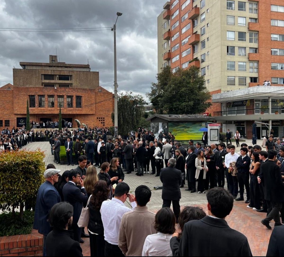 JcolmenaresE's tweet photo. Adiós Jaime. Descansa en paz y que podamos encontrar en tu caso -por lo menor- justicia, esa que en nuestra familia seguimos esperando. ¡Que la irresponsabilidad de tantos no siga cobrando vidas! 💔 ¡Qué paguen todos los que deban y que no importe su poder! https://t.co/Glbr0Xpjes