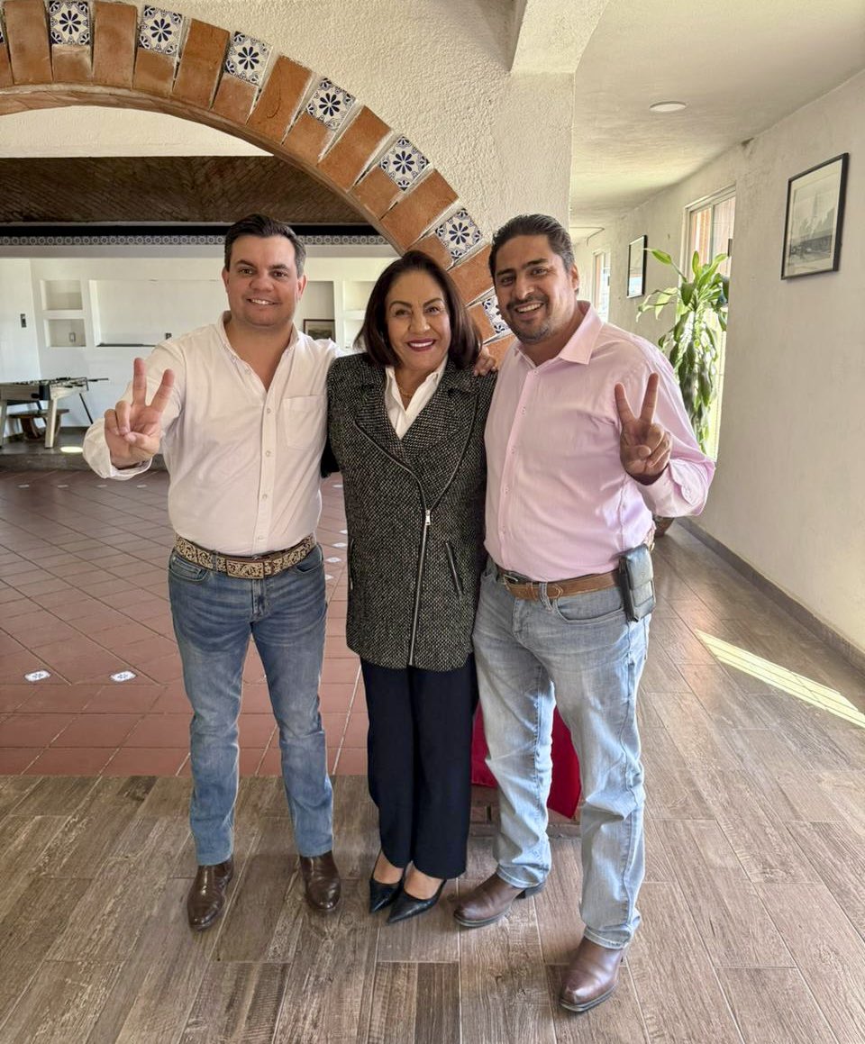 Comenzamos la semana con un buen almuerzo en compañía de mis amigos Andrea y el regidor Melitón. Siempre es un gusto compartir ideas, proyectos y buenos momentos con quienes trabajan hombro con hombro por nuestras comunidades. 

#CarlosLópezIMM #DiputadoJilotepec #TuVozIMMporta