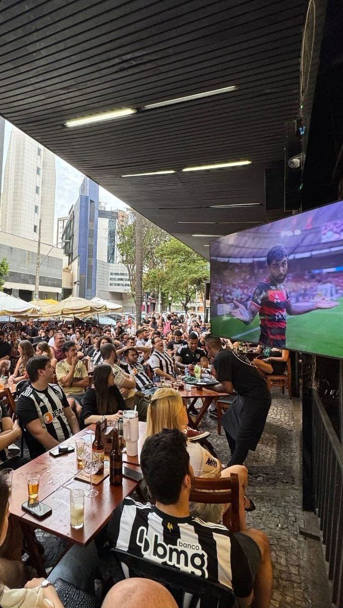 Há um ano, em seu último ato com o Manto Sagrado, Gabriel permitiu que a velha magia voltasse a pulsar. Foi o brilho teimoso de uma estrela que insiste em iluminar, mesmo quando o tempo tenta encobrir seu esplendor