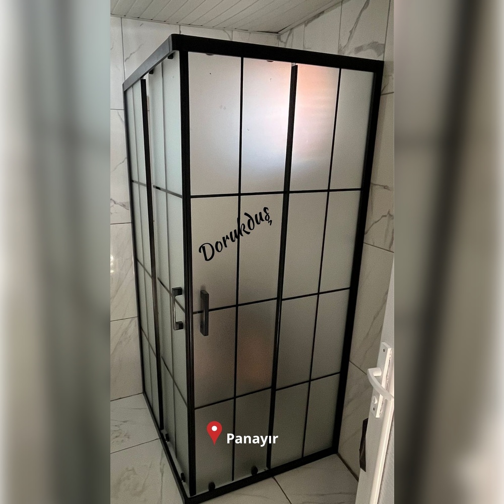 dorukdus's tweet image. Siyah çizgileriyle istikrarlı bir şıklık sunan karolaj desen duşakabin modeli, kumlama camlarıyla duş alanı mahremiyetini korur. 

#dorukduş #dorukdus #bursa #dusakabin #bursadaduşakabin #pleksi #pivotkapı #tekne #Kumlamakabin #kumlamadesen #yerliüretim #bakalit #isteyinyapalım