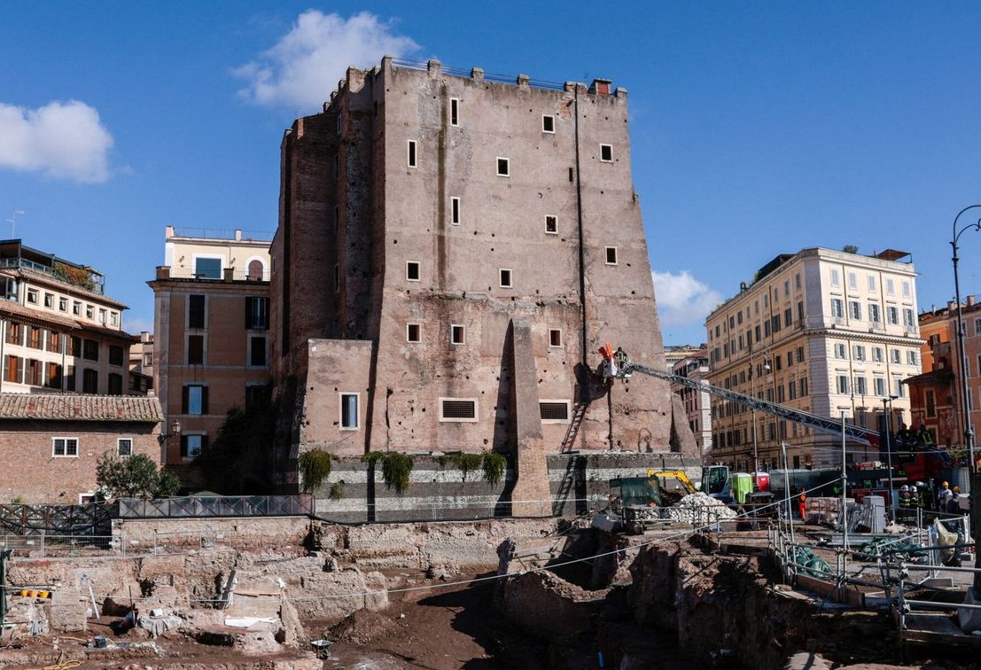 Colapso de la Torre dei Conti (Roma, hoy)
Ha colapsado parcialmente DURANTE unas obras de "restauración" que se estaban llevando a cabo. Otro caso que demuestra que son las intervenciones en estructuras existentes las que fallan, y no las obras nuevas.

uexgica.blogspot.com/2025/11/colaps…