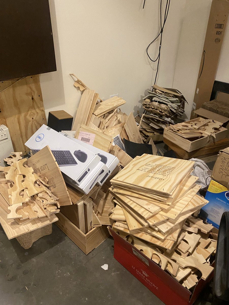 DIARY OF A WINE SHOP //
Wide range of scenery here at Le Dû’s. Burgundy research, CDP cameo, piles of champagne, and of course the ubiquitous remains of wooden cases #facts #wine #iykyk