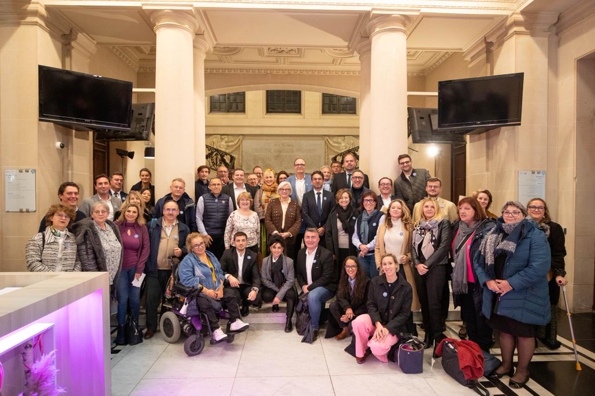 À l’occasion du centenaire du <a href="/BleuetFrance/">Bleuet de France</a>, symbole de mémoire et de solidarité, qui incarne l'hommage aux combattants et le soutien aux victimes de guerre, les élus de la majorité et de l’opposition ont porté le #Bleuet lors du #Conseil municipal de ce soir.