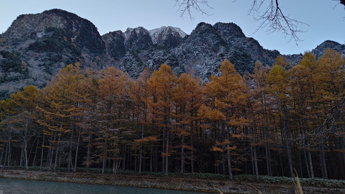 お早うございます!　晴れです。気温は−3℃。少し穂高の朝焼けが見られました。これから良いお天気が続きそうです。防寒対策をしっかりしておいで下さい。