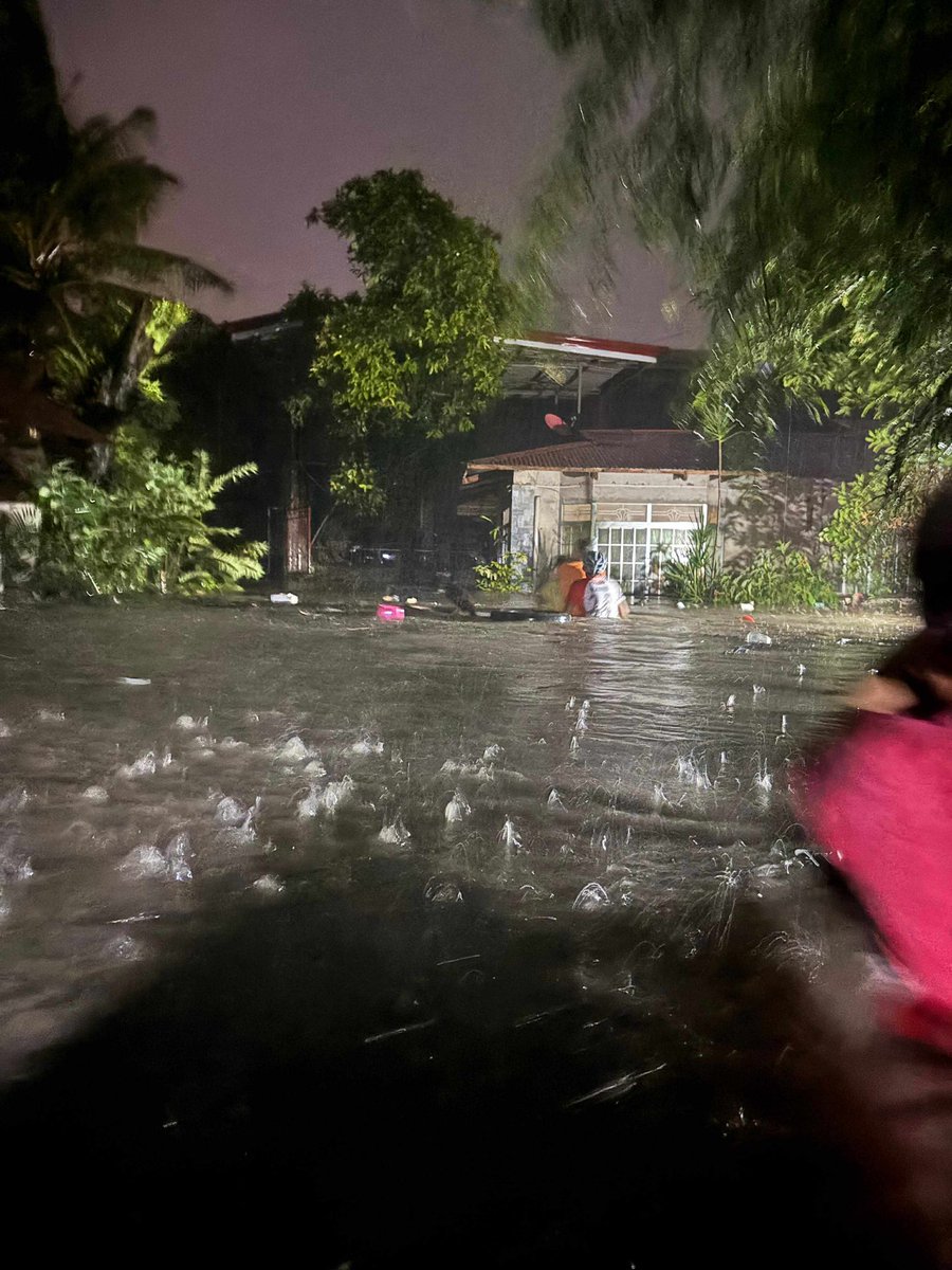 Current compound situation. Taga hawak na gyud ang baha. Gi tabang na si papa og balhin. Amoa na balay nga hapit na ang atop nalang makita. Ginoo Ko. Tabangi ang Cebu 😭🙏🏻

#TinoPH