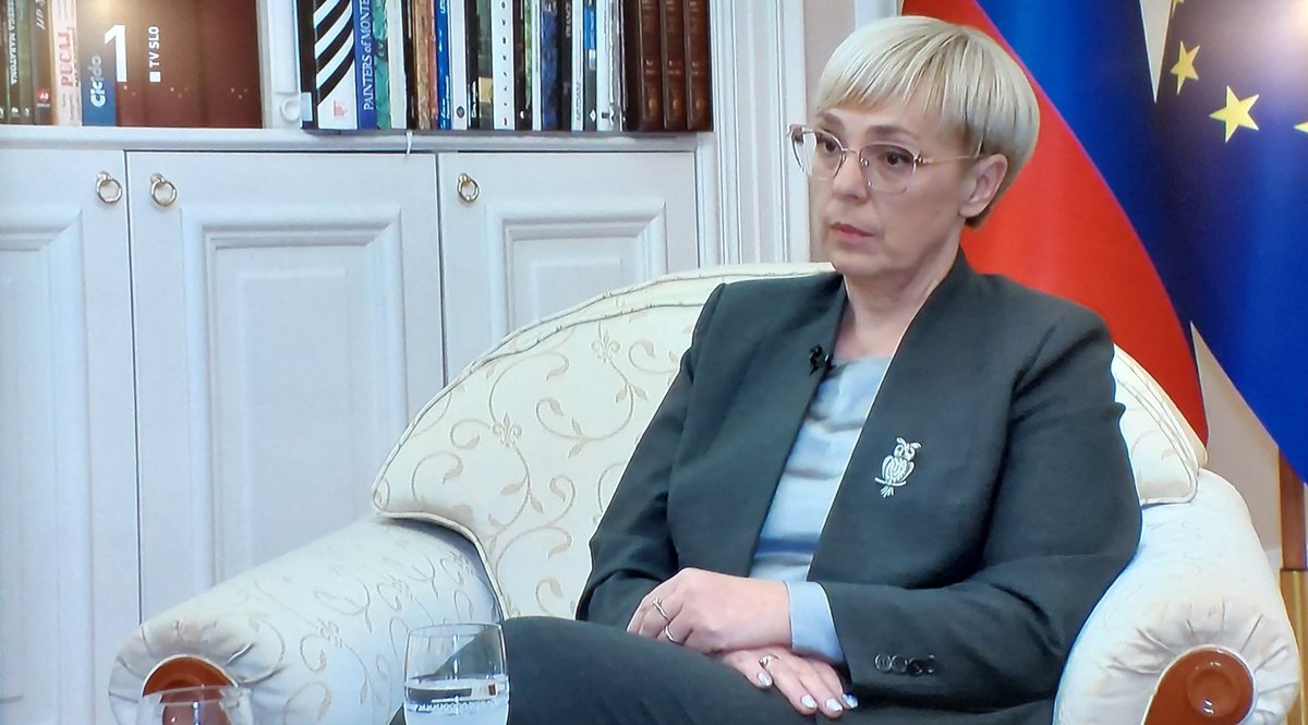 Ona, osebno, misli, da  romski otroci niso prišli v šolo zato, ker se bojijo nasilja. Nasilja od koga? Od otrok civilov? Joj, kako butaste volivce imamo, da imamo zdaj to pokvarjeno babo za predsednico.