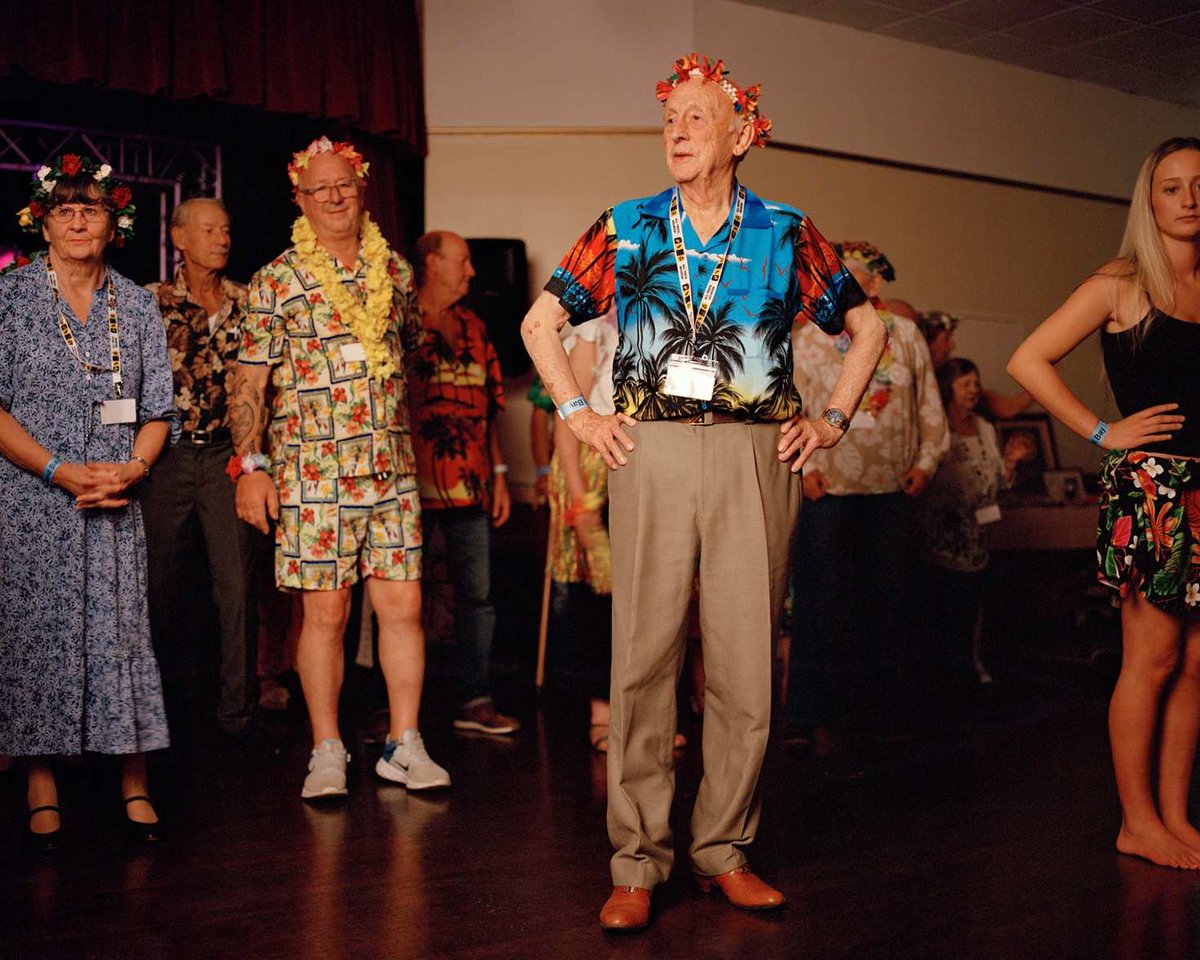 The men who stared at mushroom clouds on.ft.com/3LcqgHU via @financialtimes Sweet, sentimental account of reunion of Britain's atomic test veterans at Pontins, Weston-super-Mare. Image © Sadie Catt <a href="/AtomicHeritage/">AtomicHeritage</a> <a href="/nuclearmuseum/">Nuclear Museum</a>