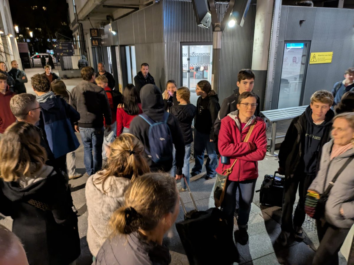 Nous sommes arrivés! After a long train journey, the french exchange has arrived in Toulouse. Met by exchange partners and home to bed. Bonne nuit tout le monde!