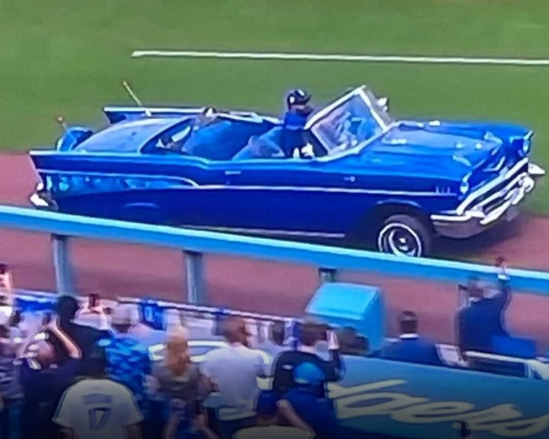 Eventbusters's tweet image. Having Ice Cube bring the World Series trophy in a Dodger Blue car was awesome. Unfortunately, the stadium still charged him $45 for parking. #dodgers #itfdbb