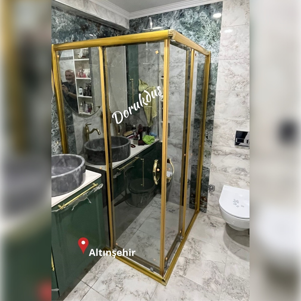 dorukdus's tweet image. Altın profilleri ve reflekte camları ile lüks bir şıklık sunan kare duşakabin modeli, içerisini göstermeyen yapısıyla kullanıcılara konfor sunar 

#dorukduş #dorukdus #bursa #dusakabin #bursadaduşakabin #pleksi #pivotkapı #tekne #Kumlamakabin #kumlamadesen #yerliüretim #bakalit