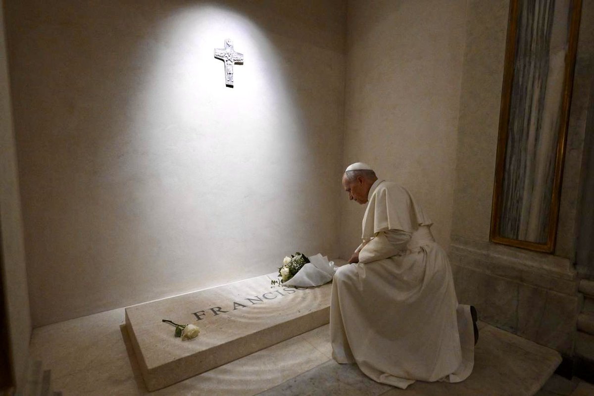 Questa sera Papa Leone XIV si è fermato nella Basilica di Santa Maria Maggiore a pregare davanti alla tomba di Papa Francesco e, successivamente, davanti all’icona della Vergine, Salus Populi Romani. Ha proseguito poi verso Castel Gandolfo. Foto Vatican Media