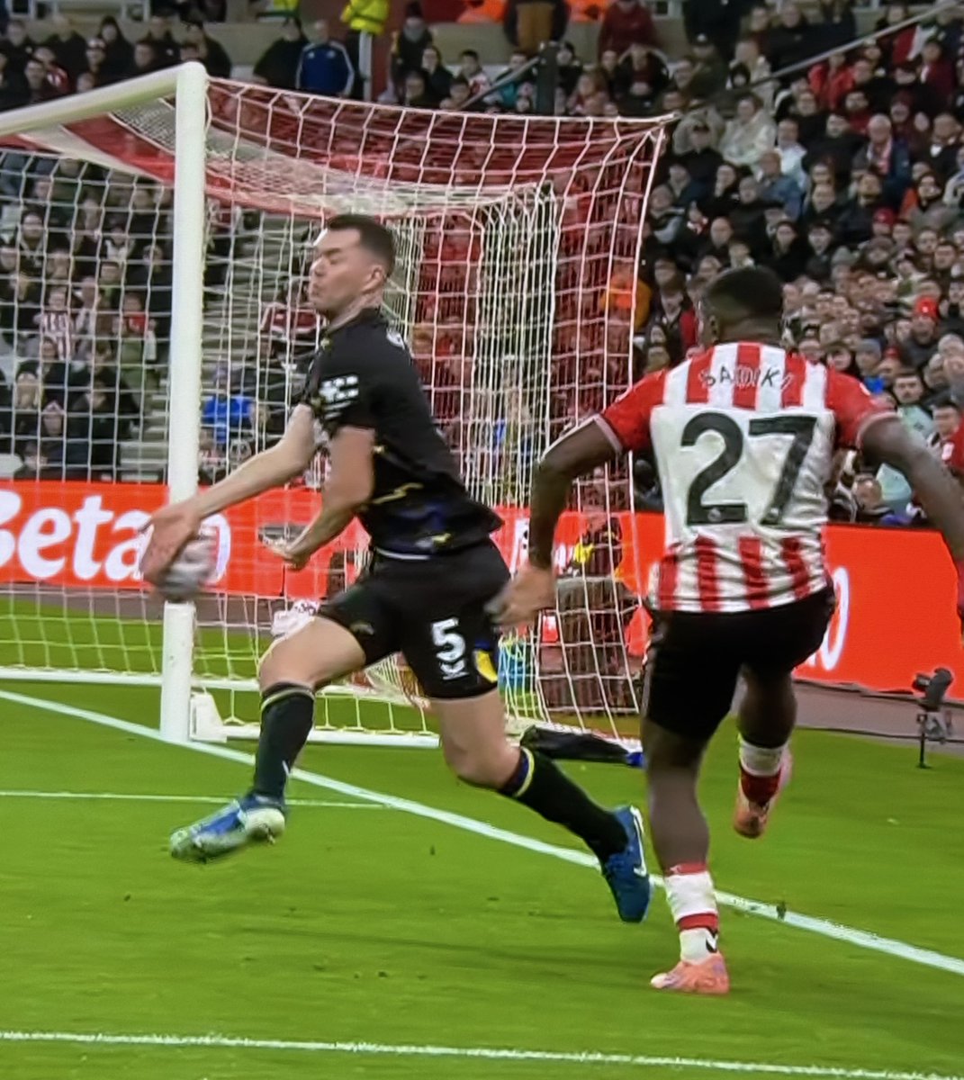 That’s 100% handball by Michael Keane. Should be a penalty. 

He’s clearly made his frame bigger as the ball is crossed! Before it’s even got to him his arms are out. 

Sunderland have been shafted there. 

#SunEve #Safc #Efc