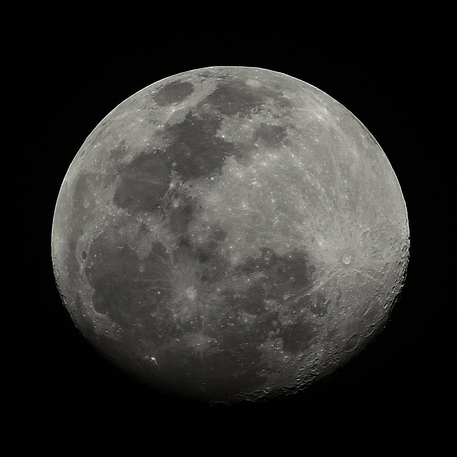 The almost full moon (waxing gibbous 94.5%) on Monday evening. 

#Moon #MoonHour