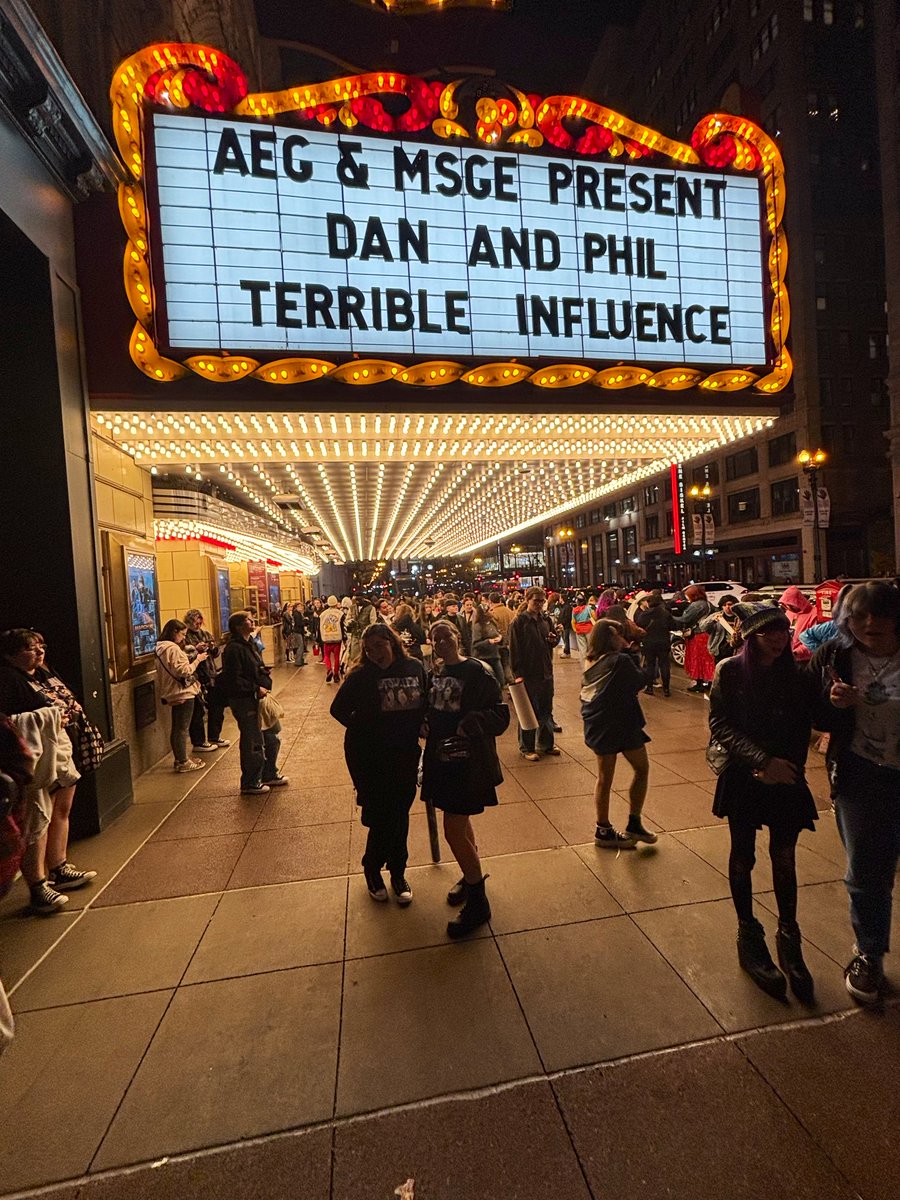 oh my god one year since the show that my non-phannie chronic concert-goer friend said was the best live show experience of her life (also one year since getting very lost in lower wacker)