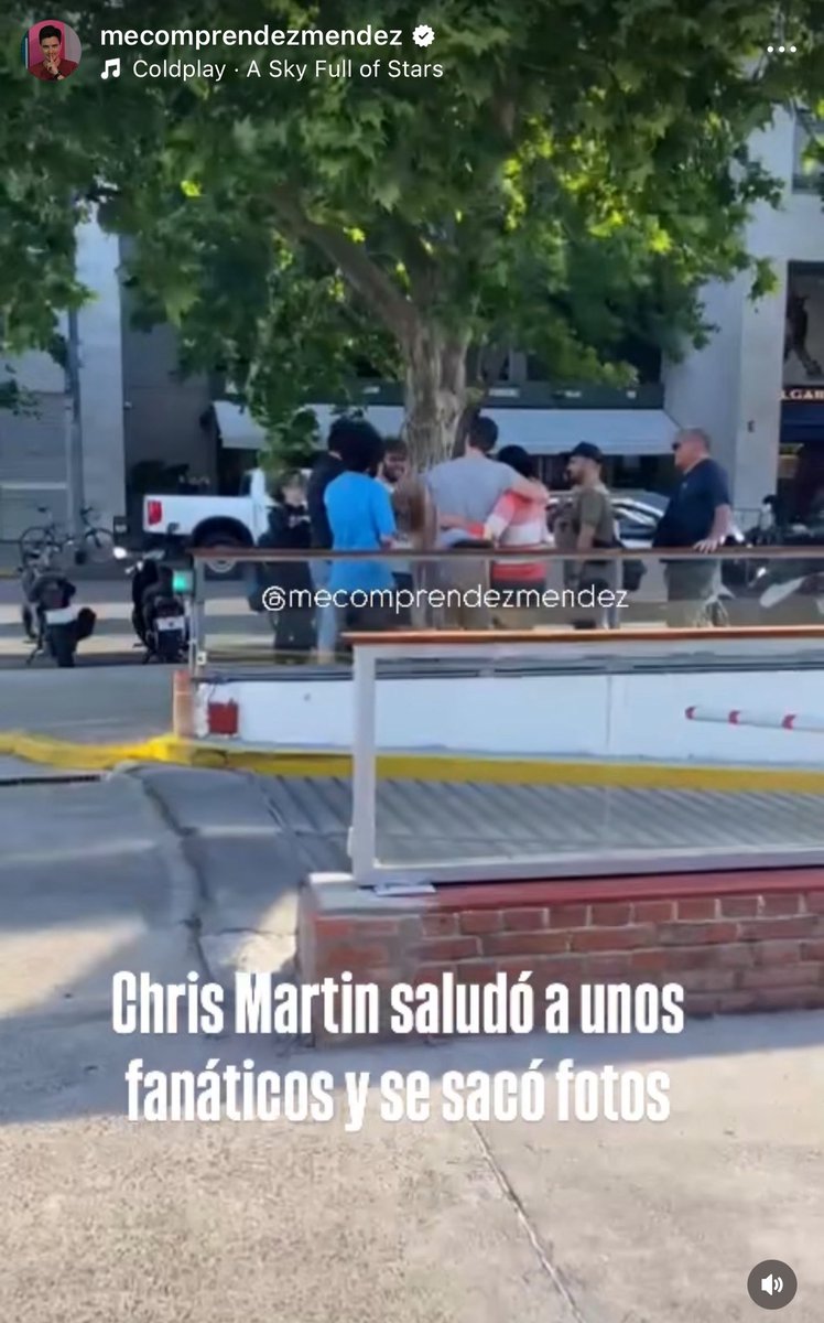 CHRIS MARTIN EN LA PUERTA DEL
HOTEL CON LOS FANS
