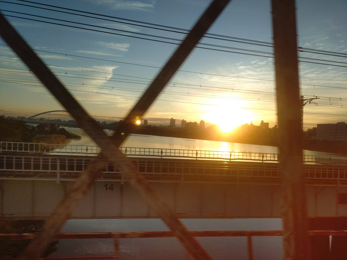 車窓🚃からの淀川
日の出後🌅
11月最初の火曜日Sunshine☀

陽の光🌞を浴びて免疫力アップ⤴️⤴️
体調管理に留意しましょう〜😊

RQ
日はまた昇る
浜田省吾😎🎸
誰もが皆、自分の人生と闘っている
最後は笑えるように

Love❣️ &amp;Peace✌

#デイブレ
#おはたく
#もーにー
#イマソラ