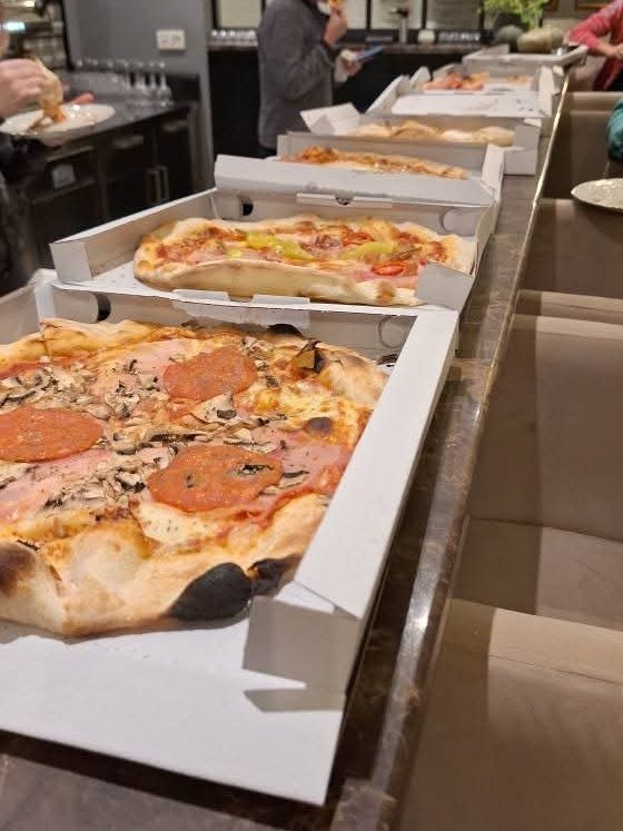 ล่าสุดหัวหน้าสั่งมาให้กินคนละถาด ชั้นกินไปครึ่งชิ้น ตัดภาพไปสาวอีกคนกินไปคนเดียวสองถาด สิ่งศักดิ์สิทธิ์ๆๆๆๆๆ