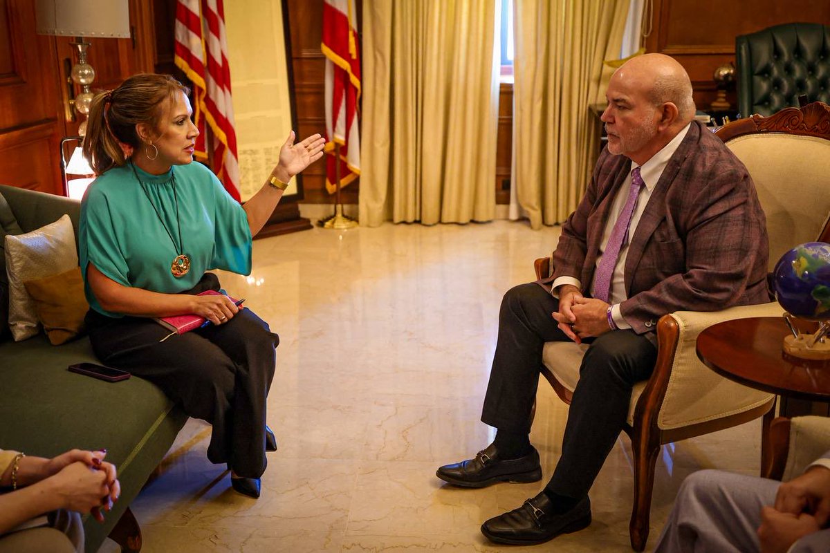 DTRHPR's tweet photo. La secretaria del DTRH, María del Pilar Vélez Casanova, se reunió con el presidente de la Cámara, @JohnnyMndez36 , y el representante @robertodist31 para dialogar sobre iniciativas legislativas que fortalezcan las oportunidades laborales y los derechos de los trabajadores. #DTRH https://t.co/tqEuGpJvWj