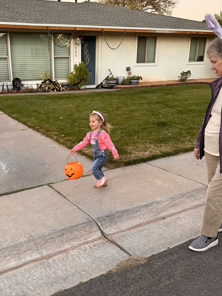 kelitaylor_'s tweet photo. My kid was SO proud of her Ms Rachel costume featuring her “Ms Rachel face” and we were all her bunnies 😁 https://t.co/Ou9yCVP9p1