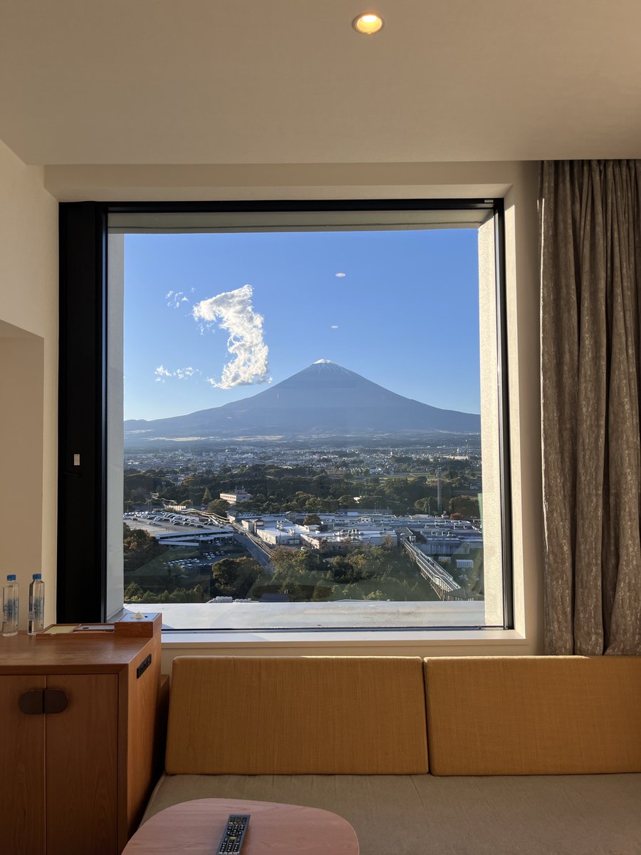 お部屋の窓から富士山すごく綺麗に見える🗻