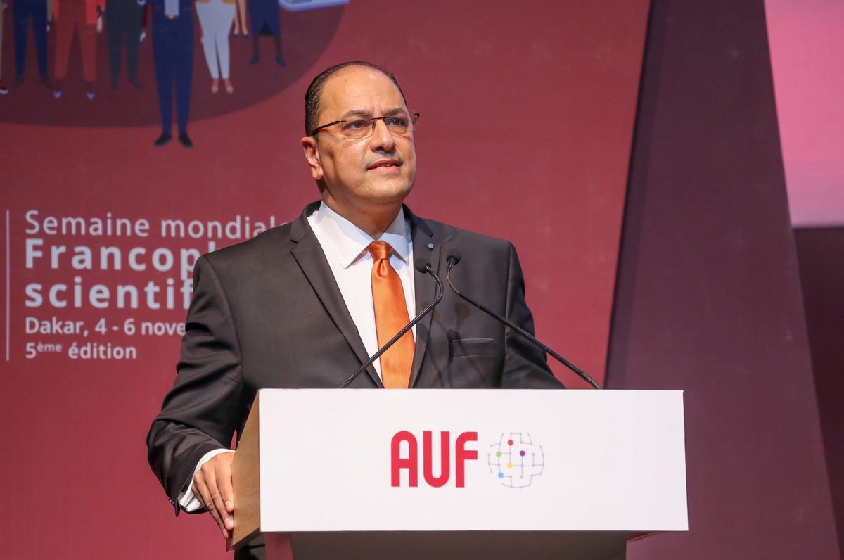 UCAD_Senegal's tweet photo. #Dakar2025 

Le Sénégal, au cœur de la francophonie scientifique !

Du 03 au 06 novembre 2025, Dakar accueille la 19e Assemblée Générale de l’Agence Universitaire de la Francophonie @auf_org, couplée à la 5e Semaine mondiale de la francophonie scientifique.

Une rencontre historique présidée par le Président de la République @PR_Diomaye 
Bassirou Diomaye Faye, aux côtés du Recteur de l’AUF, Pr Slim Khalbous, du Ministre de l’Enseignement supérieur, @PrdaoudaN et du Recteur de l’UCAD @Prabkandji 

Plus de 600 congressistes venus de 60 pays et 22 ministres réunis pour débattre des grands enjeux : gouvernance, recherche, emploi des jeunes, mobilité, et publication scientifique.

Thème phare : la recherche francophone et la valorisation des publications en français, avec un ambitieux plan pour renforcer la diversité linguistique.

« La science en français, c’est une richesse à préserver et à promouvoir » Pr Slim Khalbous

Le Sénégal, terre de Senghor, continue d’incarner les valeurs de la francophonie : diversité, savoir et solidarité.

#ucad #kebetu #senegal #compublique #comdigitale #FrancophonieScientifique #EnseignementSupérieur #ScienceEnFrançais @mesrsenegal @PR_Senegal