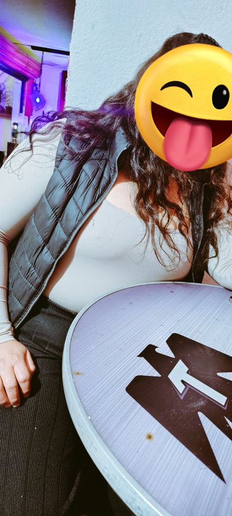 Cómo nadie concluye nada ,fotito de ayer en la noche ,salimos a tomar algo, después a algo más privado. jeje 
Ella con un poquito de pena pero siempre ,con una sonrisa 🥰
PD: quieren ver si nuevo tatuaje?
Si adivinan dónde se lo hizo ,le mandaré una foto privada.🥴😈
🤭♨️
