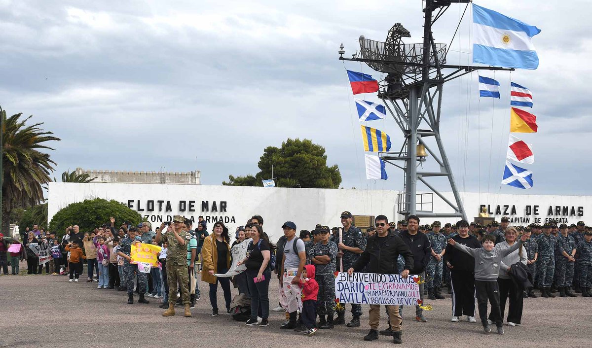 MinDefensa_Ar's tweet photo. El destructor ARA “La Argentina” volvió a casa tras su participación en el ejercicio multinacional Unitas LXVI en los Estados Unidos. 

Después de más de dos décadas, nuestra @Armada_Arg volvió a operar en aguas norteamericanas, adiestrándose junto a marinas de 26 países. Una muestra de profesionalismo, compromiso y del camino que estamos recuperando: una Argentina protagonista y con Fuerzas Armadas modernas y preparadas.

En la Base Naval Puerto Belgrano fue recibido por el Jefe del Estado Mayor General de la Armada, Almirante Carlos María Allievi, autoridades navales y las familias de la tripulación, con carteles, abrazos y mucho orgullo por verlos regresar.