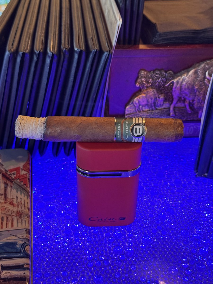 TheCigarGuys's tweet photo. Bentley Green today 🔥 https://t.co/fLBfhL0Ze4