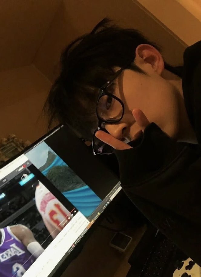 arttthvante's tweet image. #shse au | 🎮

O streamer Ahn Suho nunca imaginou que uma piada feita em live sobre o idol Yeon Sieun atravessaria a bolha da internet, até que o próprio artista respondesse, por engano (ou não), pela conta profissional.