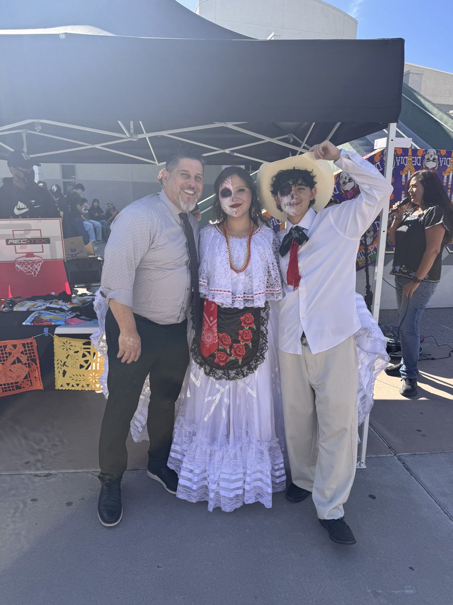 Thank you, Kaiser HS, for including my grandparents on your ofrenda. 💚 Seeing you all today brightened my day! ☀️