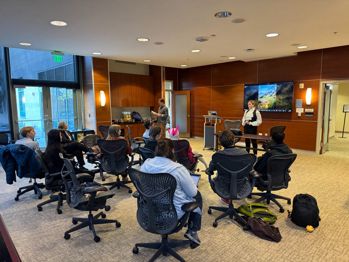 🎃 Last week’s Halloween open mic was full of creativity and talent!
Students shared their original horror-themed pieces: from music performances and short stories to poems and more.
Huge thanks to everyone who joined and shared their amazing work! 🖤