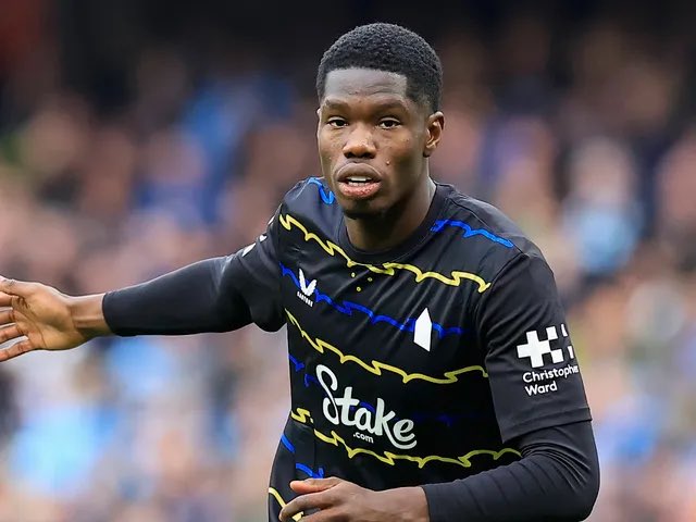 I don’t get reactions when I speak here but I feel I need a rant! We’ve got 2 fucking 6ft4 6ft5 strikers who don’t battle enough in the air! Not one flick on from throw ins from Beto! Barry how you missing that! WE NEED A BIG STRIKER SIGNING IN JAN #efc #everton #suneve #mnf