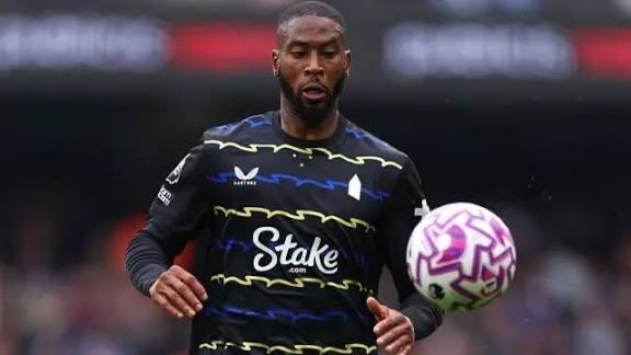 devontoffees's tweet photo. I don’t get reactions when I speak here but I feel I need a rant! We’ve got 2 fucking 6ft4 6ft5 strikers who don’t battle enough in the air! Not one flick on from throw ins from Beto! Barry how you missing that! WE NEED A BIG STRIKER SIGNING IN JAN #efc #everton #suneve #mnf https://t.co/DUr9757Pze