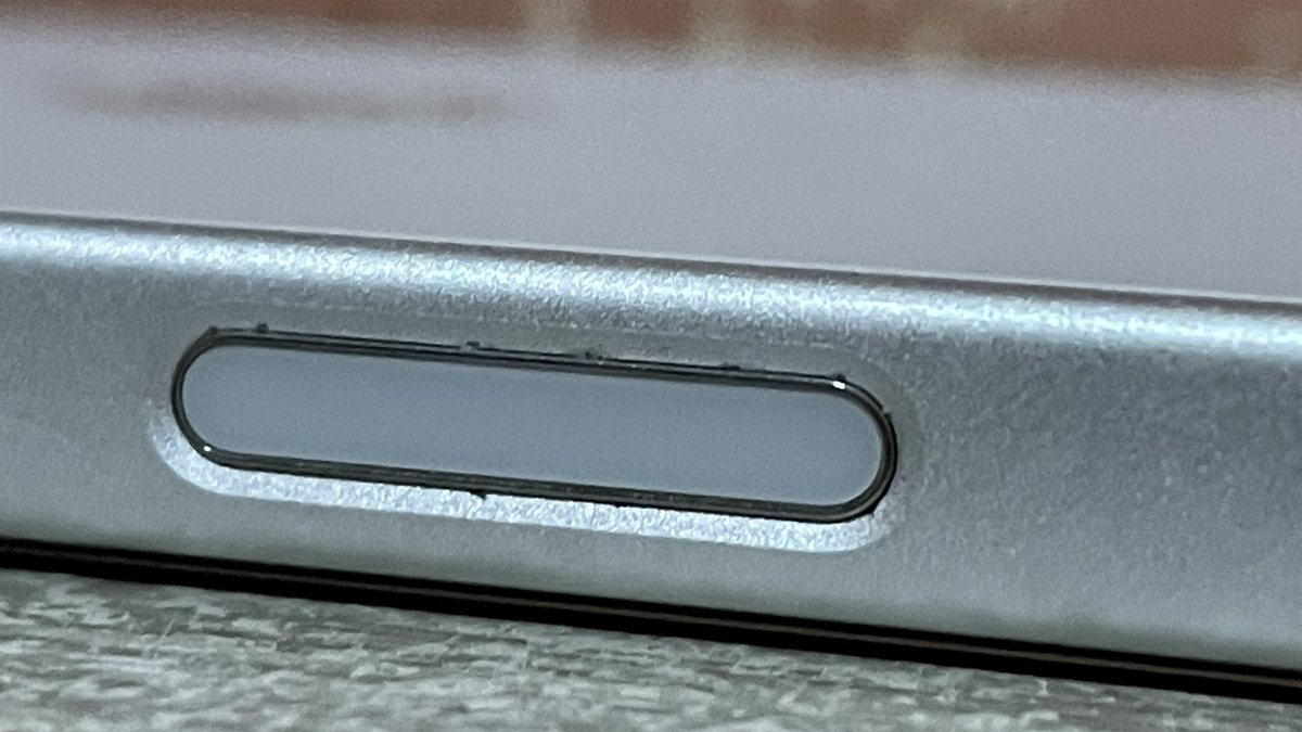 alguém tá tendo problema com o botão de câmera do iPhone 16? o meu tá todo descascado, e o coitado vai fazer 1 mês amanhã 😭😭