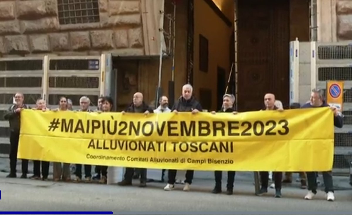 Gli alluvionati in sit-in per la ricostruzione rainews.it/tgr/toscana/vi….
