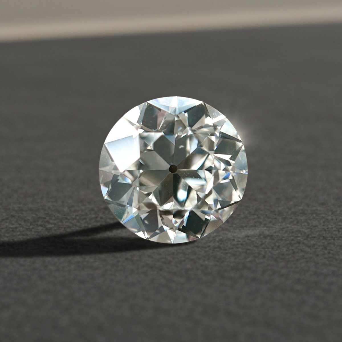galapodiamonds's tweet image. 4.66 Old Euro, G SI1, GIA. She’s got the spread, the sparkle, and the attitude. You can’t scroll past a stone like this.... it deserves a double take. Whoever ends up with this one… we’re jealous in advance.

#oldeuropeancutdiamond #oldeuropeancut #loosestone #diamonds