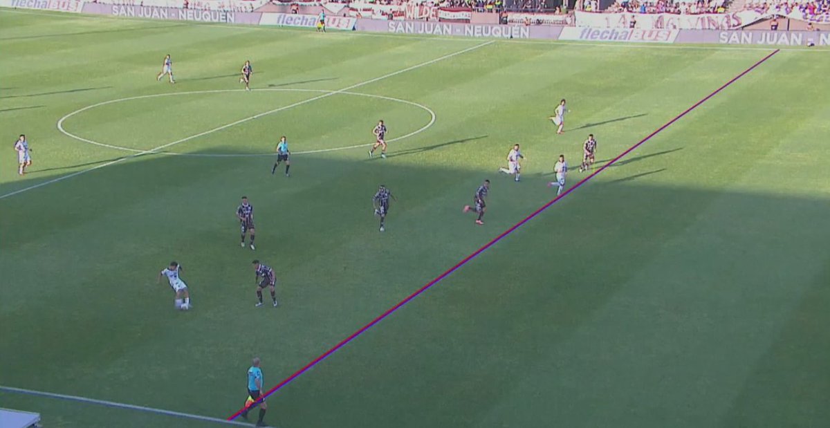 VAR_Argentino's tweet image. El punto de fuga considerado por el VAR no parece ser correcto ya que no coincide con los cortes del césped del terreno de juego.