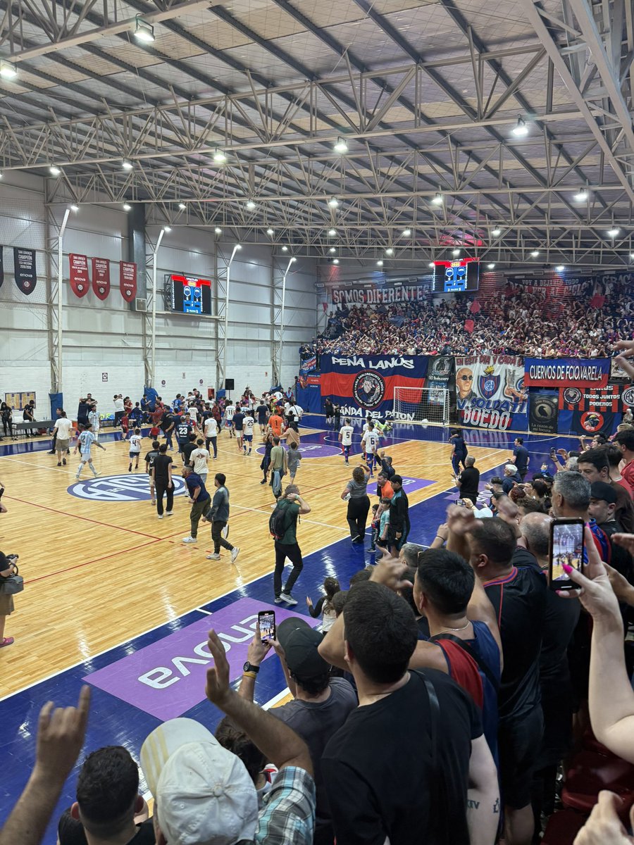 ComAzulgrana's tweet photo. San Lorenzo es de Primera.
Los pibes del futsal lo demostraron una vez más.

Tomemos esto como aprendizaje: 
reconocer nuestros errores y no repetirlos, para cuidar a todas nuestras disciplinas y a los pibes/as que encuentran en el club un lugar de contención y acompañamiento. https://t.co/L9Yxa8Z689