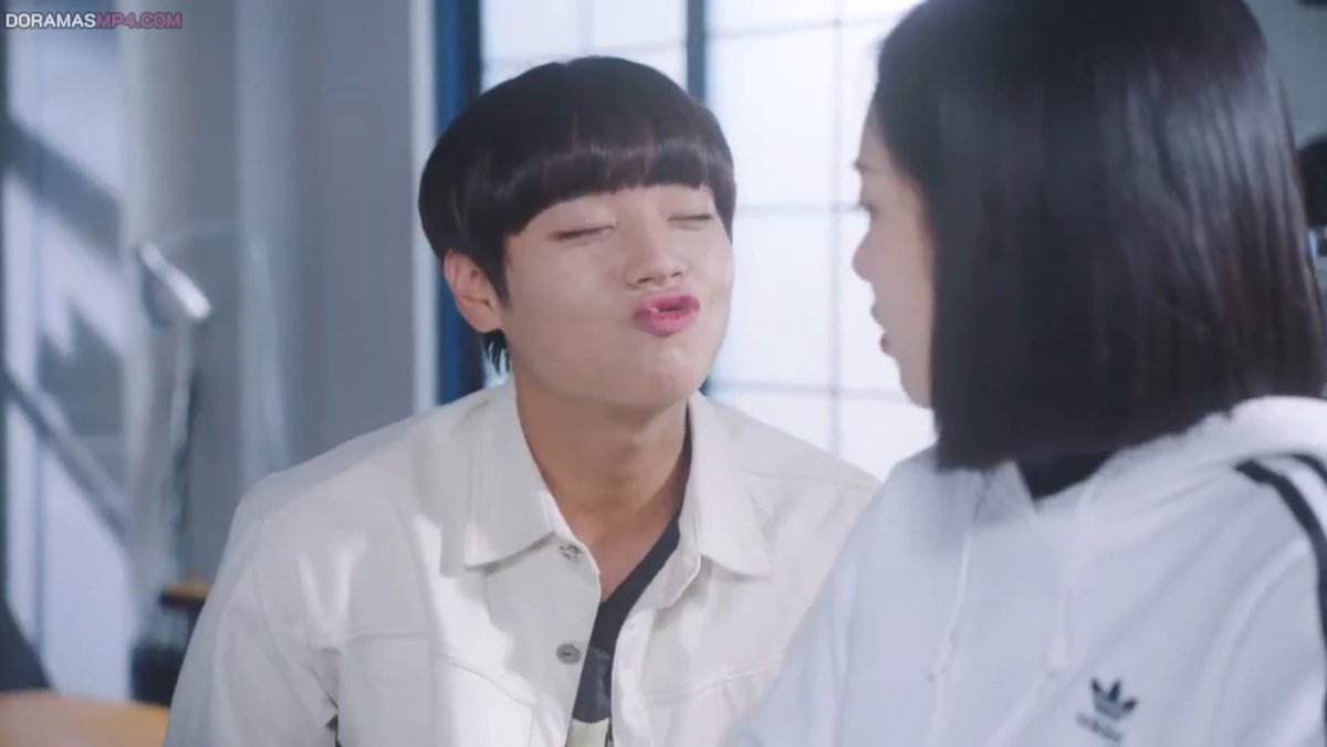iiforjihoon's tweet image. Joo young quería un beso y Ja rim se lo dió (aunque no sé si es un beso o solo choque de labios,quién sabe) para después aventarlo como si nada JAJAAJAJAAJAJAJAJ pobre 😭

#LoveRevolution #LoveRevolutionEp25