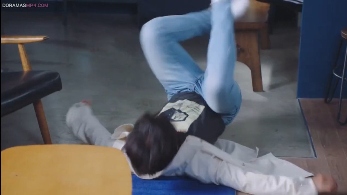 iiforjihoon's tweet image. Joo young quería un beso y Ja rim se lo dió (aunque no sé si es un beso o solo choque de labios,quién sabe) para después aventarlo como si nada JAJAAJAJAAJAJAJAJ pobre 😭

#LoveRevolution #LoveRevolutionEp25