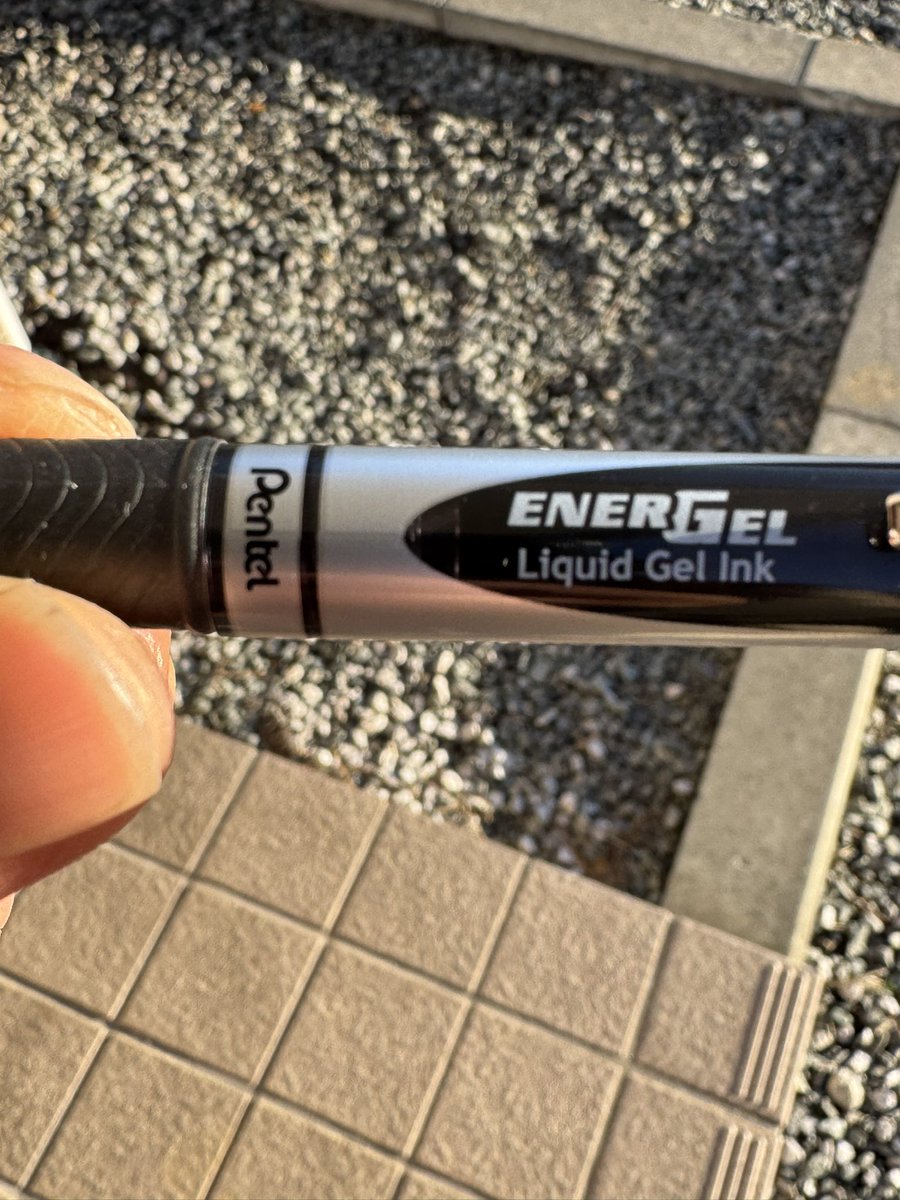 orfeuvegan's tweet photo. 長年ポールペンと言えばジェットストリーム一択だったけど、最近はペンテルのジェルインキのがお気に入り、とにかく黒くくっきりスルスル書けます。 #ちょうどいいラジオ https://t.co/rIVZALnYGX