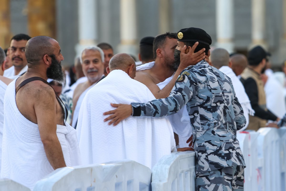 على مدار الساعة ..

رجال الأمن في الحرمين الشريفين ..

يد حانية .. و عيون ساهرة .. و أعمال إنسانية راقية ؛ لخدمة ضيوف الرحمن .

🇸🇦🇸🇦