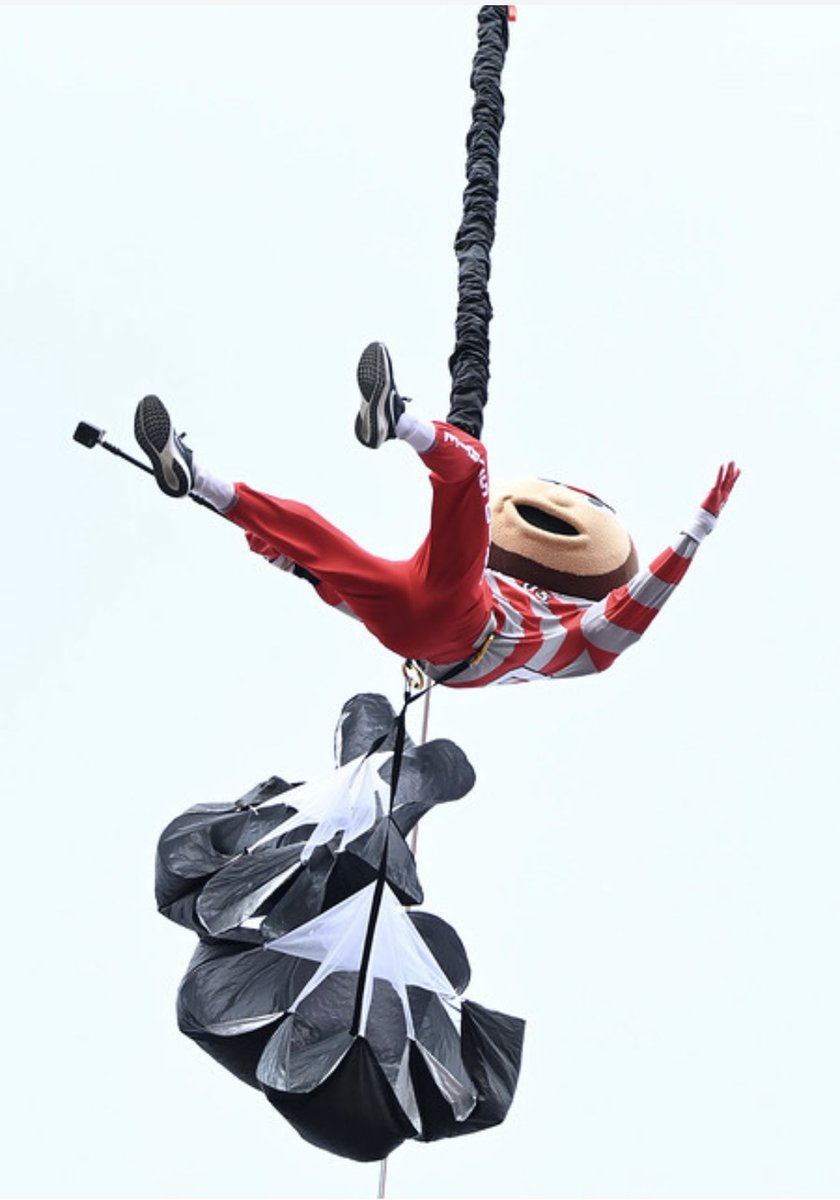 brokenearbutton's tweet image. “Bless me Father for I have sinned.
When I saw Brutus tangled, I prayed for his end.” 🙏🏻

“Know it’s only a game and all of that.
Just wanted the fat gray &amp;amp; crimson dude next to me see him go splat.” 😵‍💫