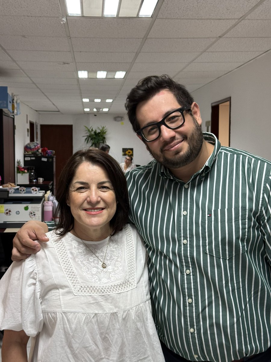 Ya sumamos años de ser amigos y de trabajar juntos en lo que nos encanta hacer: comunicación. 

Muy feliz cumpleaños mi querido <a href="/edgarlpzf1/">Leonardo López</a>. ¡Larga y bendecida vida! 🫂✨